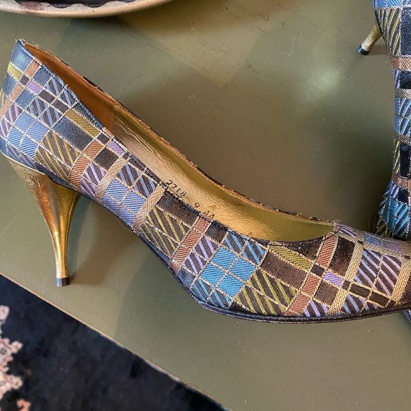 Gold leather and brocade silk French Heels - Picture 2 of 8